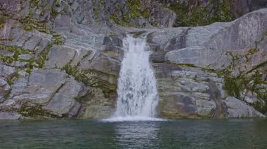 Manzaralı bir şelale dik, ağaçlık bir vadide yuvarlanıyor. Cascata della Boggia şelalesi, Lombardy, İtalya.