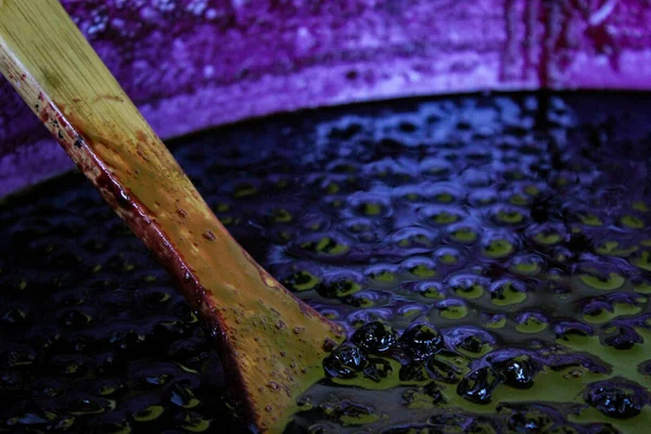 Böğürtlen reçelinin içinde bir tahta kaşık. Kavanozda Aronia reçeli. Zavidovici, Bosna-Hersek.