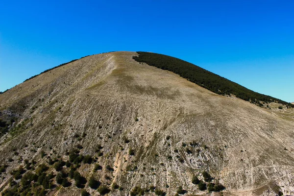 在波斯尼亚卢科米尔老村旁边的一座小山 侵蚀的过程暴露了这座山 可以看到许多石头 有些地方几乎没有什么植物 波斯尼亚和黑塞哥维那Bjelastic Nica山 — 图库照片