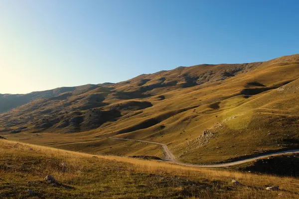 穿过波斯尼亚Bjelastic Nica山不平衡的道路 秋天的草在日落前呈黄色或金色 波斯尼亚和黑塞哥维那Bjelastic Nica山 — 图库照片