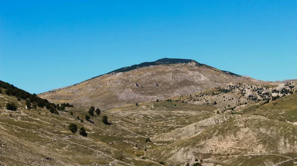 位于波斯尼亚Lukomir老村上方的Bjelastic Nica山壮丽的山景 牧场和牧场用石头围起来 标示出个别的土地 Bjelastic Nica山 — 图库照片