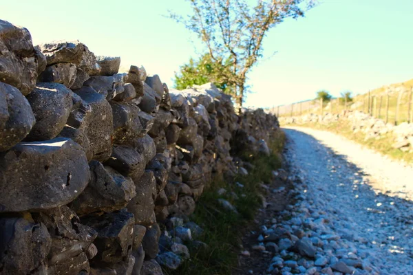Grote Stenen Opgestapeld Muur Het Veld Schermen Van Weg Weg — Stockfoto