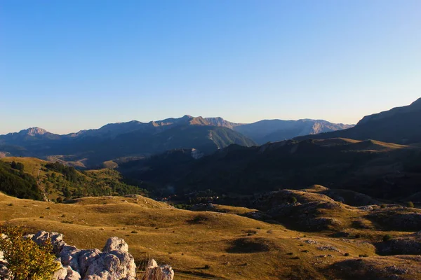 秋天的山景 日落前在Bjelastic Nica山上 华丽的外表 Bjelastic Nica山全景 波斯尼亚和黑塞哥维那Bjelastic Nica山 — 图库照片