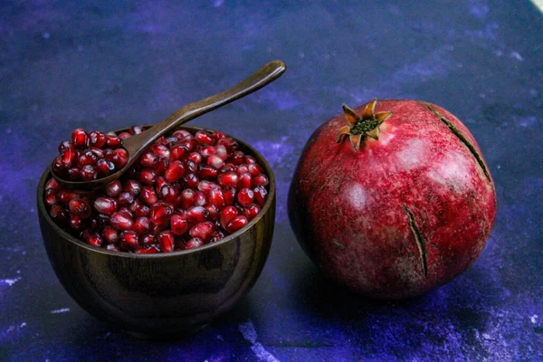Bowl Full Pomegranate Seeds Wooden Spoon Whole Ripe Pomegranate Next — Stock Photo, Image