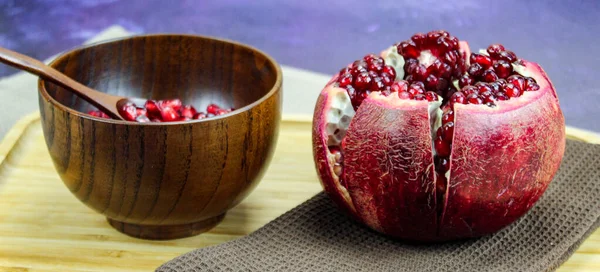 Cuenco Madera Que Contiene Cuchara Madera Semillas Granada Roja Fruta — Foto de Stock