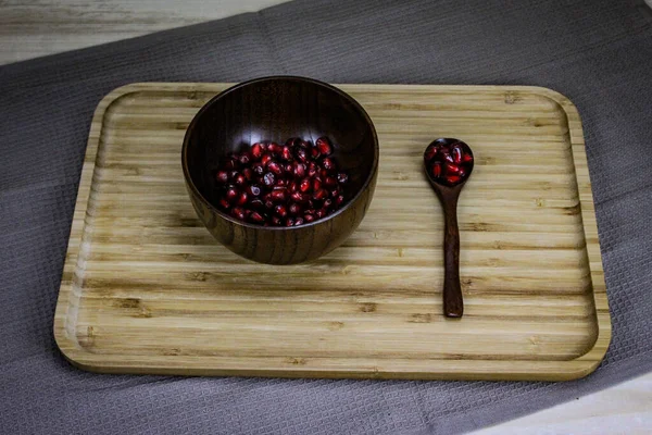 Unas Pocas Semillas Granada Tazón Madera Junto Cuenco Madera Hay — Foto de Stock