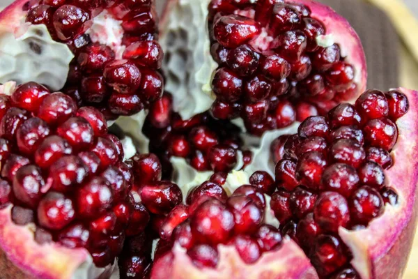 Nahaufnahme Eines Granatapfelkernes Der Offen Ist Große Rote Granatapfelkerne Fruchtgranatapfel — Stockfoto