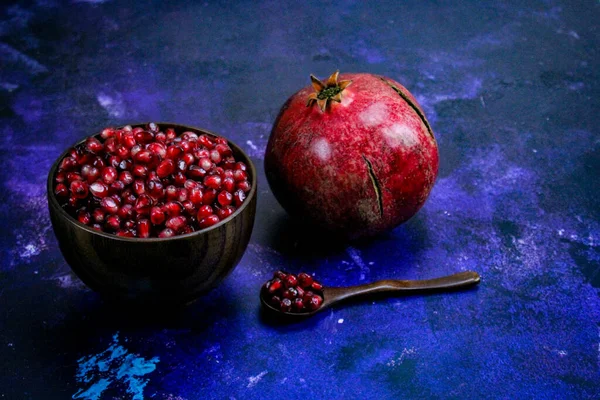 Full Wooden Bowl Pomegranate Seeds Wooden Spoon Next Which Pomegranate — Stock Photo, Image