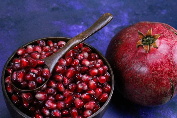 Bowl Full Pomegranate Seeds Wooden Spoon Whole Ripe Pomegranate Next — Stock Photo, Image