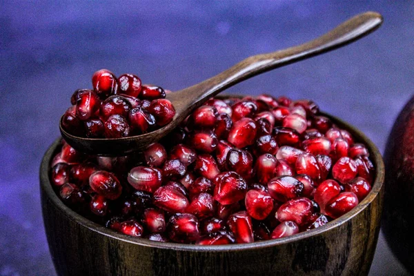 Full Wooden Bowl Pomegranate Seeds Which Wooden Spoon Bowl Full — Stock Photo, Image