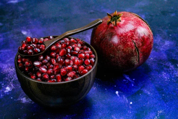 Bowl Full Pomegranate Seeds Wooden Spoon Whole Ripe Pomegranate Next — Stock Photo, Image