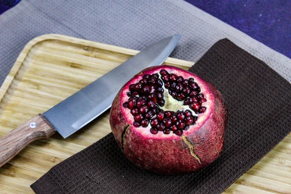 Cut Top Whole Pomegranate Platter Napkin Cloth Wooden Tray Blue — Stock Photo, Image