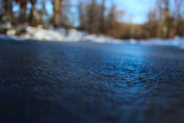 森の中の水の凍結青い水たまり 水の凍結プールの背後にある森林です 背景にある木 — ストック写真