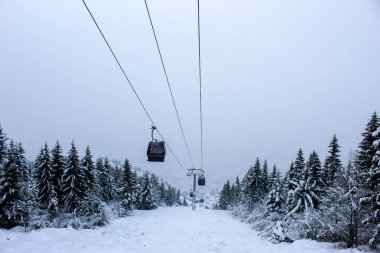 Kışın kar yağarken Trebevic 'ten teleferik fotoğrafı çekildi. Trebevic dağında kışın kar yağar. Saraybosna teleferiği doğada. Kış ve kar.