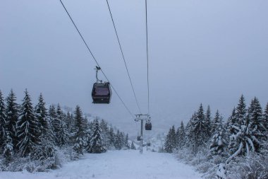 Kışın kar yağarken Trebevic 'ten teleferik fotoğrafı çekildi. Trebevic dağında kışın kar yağar. Saraybosna teleferiği doğada. Kış ve kar.