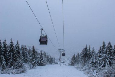 Kışın kar yağarken Trebevic 'ten teleferik fotoğrafı çekildi. Trebevic dağında kışın kar yağar. Saraybosna teleferiği doğada. Kış ve kar.