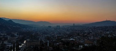 Pankart. Saraybosna üzerinde renkli gökyüzü ve gün batımı. Gece olmadan önce Saraybosna 'da. Saraybosna ve Bosna-Hersek.