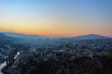 Saraybosna üzerinde renkli gökyüzü ve gün batımı. Saraybosna şehri kıştan önce sonbaharda. Saraybosna ve Bosna-Hersek.