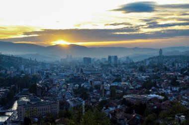 Günbatımı ve Saraybosna. Gün batımında Saraybosna şehri manzarası. Saraybosna Şehri.