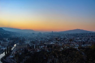 Saraybosna üzerinde renkli gökyüzü ve gün batımı. Saraybosna şehri kıştan önce sonbaharda. Saraybosna ve Bosna-Hersek.