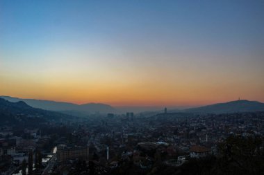 Saraybosna üzerinde renkli gökyüzü ve gün batımı. Gece olmadan önce Saraybosna 'da. Saraybosna ve Bosna-Hersek.