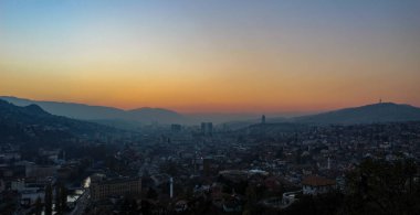 Pankart. Saraybosna üzerinde renkli gökyüzü ve gün batımı. Gece olmadan önce Saraybosna 'da. Saraybosna ve Bosna-Hersek.