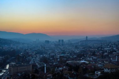Saraybosna üzerinde renkli gökyüzü ve gün batımı. Gece olmadan önce Saraybosna 'da. Saraybosna ve Bosna-Hersek.