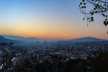 Saraybosna üzerinde renkli gökyüzü ve gün batımı. Saraybosna şehri kıştan önce sonbaharda. Saraybosna ve Bosna-Hersek.