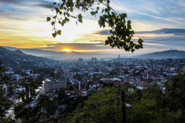 Günbatımı ve Saraybosna. Gün batımında Saraybosna şehri manzarası. Saraybosna Şehri.