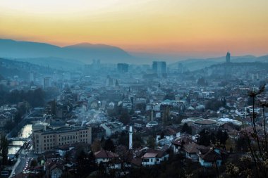 Saraybosna üzerinde renkli gökyüzü ve gün batımı. Saraybosna şehri kıştan önce sonbaharda. Saraybosna ve Bosna-Hersek.