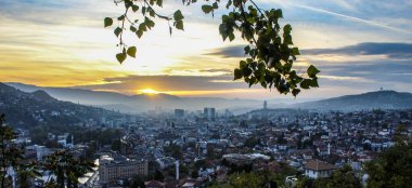 Pankart. Günbatımı ve Saraybosna. Gün batımında Saraybosna şehri manzarası. Saraybosna Şehri.