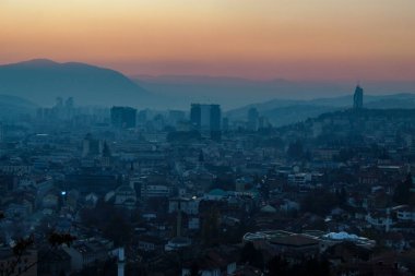 Saraybosna üzerinde renkli gökyüzü ve gün batımı. Saraybosna şehri kıştan önce sonbaharda. Saraybosna ve Bosna-Hersek.