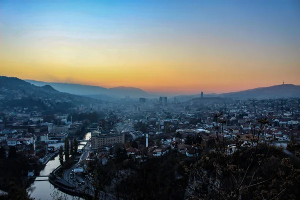 Gün batımından sonra Saraybosna, hava kararmadan önce Saraybosna 'nın manzarası. Saraybosna kentinin sonbaharda manzarası.