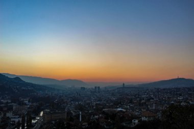 Saraybosna üzerinde renkli gökyüzü ve gün batımı. Gece olmadan önce Saraybosna 'da. Saraybosna ve Bosna-Hersek.
