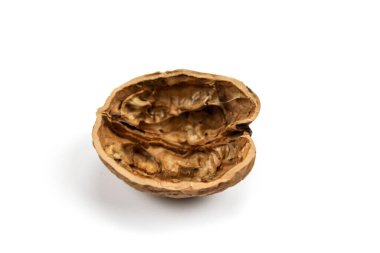 Beyaz arka planda ceviz kabuğunun yarısını boşalt. Ceviz kabuğu beyaz arkaplanda izole edildi.