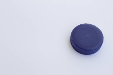 İzole edilmiş mavi plastik şişe kapağı