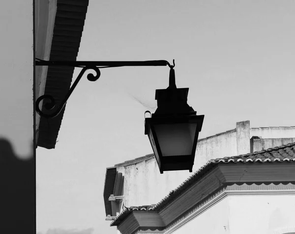 Farola Con Arquitectura Auténtica Blanco Negro —  Fotos de Stock