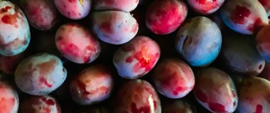 İki farklı erik tarlası, biri plastik sepette, biri bir sepetin içinde, biri diğerinin içinde..