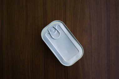 Kapalı teneke kutu ve konserve yiyecek..