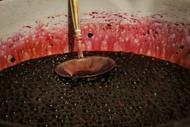 Yaban mersini reçel için pişirilir. Boğaz reçeli pişiriyorum. Yaban mersini. Aronia. Kepçeli bir tencerede.