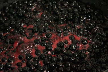 Yaban mersini reçel için pişirilir. Boğaz reçeli pişiriyorum. Yaban mersini. Aronia.