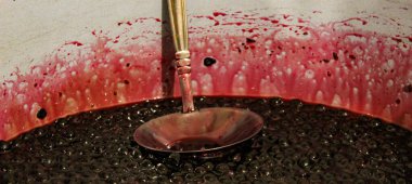 Pankart. Yaban mersini reçel için pişirilir. Boğaz reçeli pişiriyorum. Yaban mersini. Aronia. Kepçeli bir tencerede.