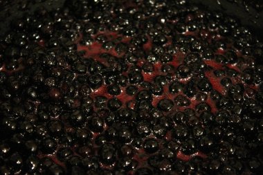 Yaban mersini reçel için pişirilir. Boğaz reçeli pişiriyorum. Yaban mersini. Aronia.