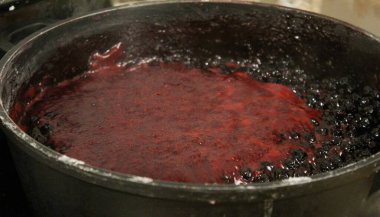 Yaban mersini reçel için pişirilir. Boğaz reçeli pişiriyorum. Yaban mersini. Aronia. Şerpada.