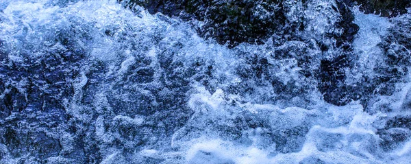 Sztandar Prawdziwy Widok Wodę Niebieskie Tło Wody Pianka Wodna — Zdjęcie stockowe