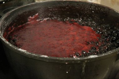 Yaban mersini reçel için pişirilir. Boğaz reçeli pişiriyorum. Yaban mersini. Aronia. Şerpada.