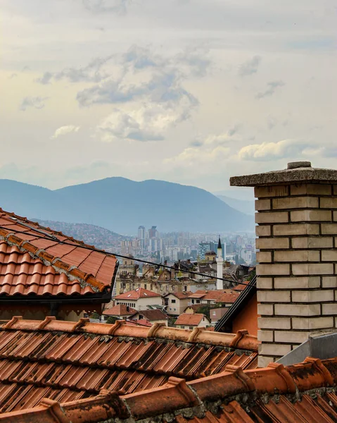 Saraybosna 'daki eski bina Jajce Kışlası (Kasarna Jajce) manzarası. Tarihi bir bina. Arka planda Saraybosna kenti Panoraması.