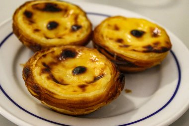 Kahverengi kağıtta üç Sezar mantarı. Farklı safhalarda üç Sezar mantarı. Amanita caesarea 'da. Yumurtaya benzeyen bir mantardan beyaz kabuğu olmayan bir mantara. Sezar 'ın mantarı. 