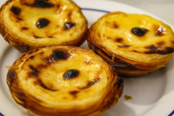 Kahverengi kağıtta üç Sezar mantarı. Farklı safhalarda üç Sezar mantarı. Amanita caesarea 'da. Yumurtaya benzeyen bir mantardan beyaz kabuğu olmayan bir mantara. Sezar 'ın mantarı. 