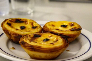 Kahverengi kağıtta üç Sezar mantarı. Farklı safhalarda üç Sezar mantarı. Amanita caesarea 'da. Yumurtaya benzeyen bir mantardan beyaz kabuğu olmayan bir mantara. Sezar 'ın mantarı. 